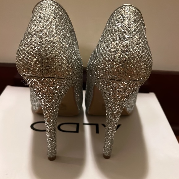 These shoes are perfect for wedding and formals or any special event!!! ❤️ - Picture 4 of 5